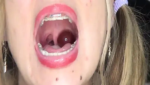 Pertunjukan super nakal dengan anggur besar