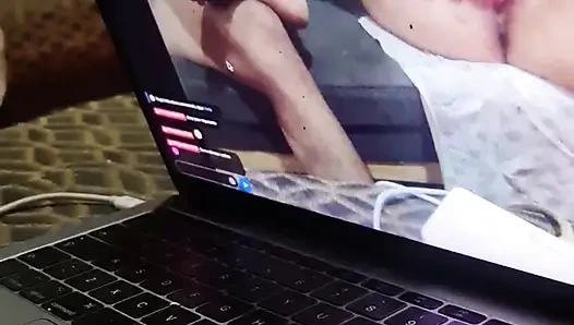 Kocasının salyasının üzerine boşalması için taze pedikür