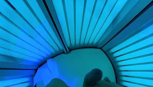 Pasangan kekasih ngentot habis-habisan di solarium tanning cabin tempat umum - video lengkap
