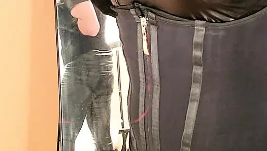 Süper seksi kadın kılıklı sürtük Kandi siyah lateksli ve çizmeli yarağını sallıyor pmv