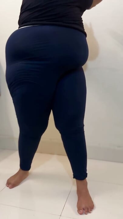 SFW視頻博客：大屁股BBW大奶穆斯林女孩Anippe展示她的早晨路線！