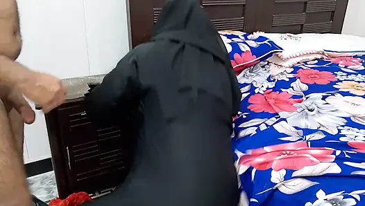 Kızgın Hintli koca Müslüman karısını salatalık ile yakaladı
