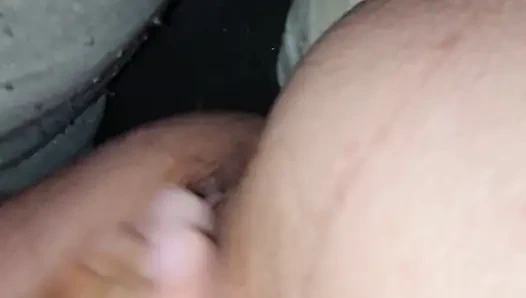 Kocamın fışkırtarak orgazm olmak için bu amcıkla yoğun bir şekilde oynamasını izleyin