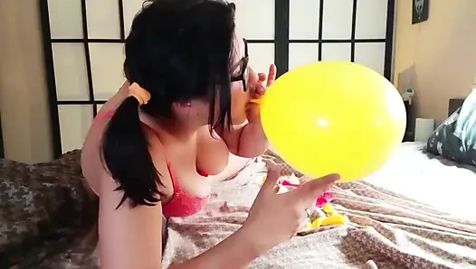 Gadis imut rambut pirang lagi asik nyepong dan balon pop - bunny looner