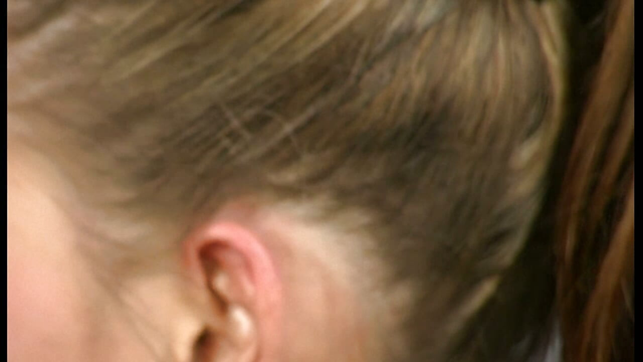 Cewek muda rambut cokelat ngentot sambil ngentot di ruangan casting bokep