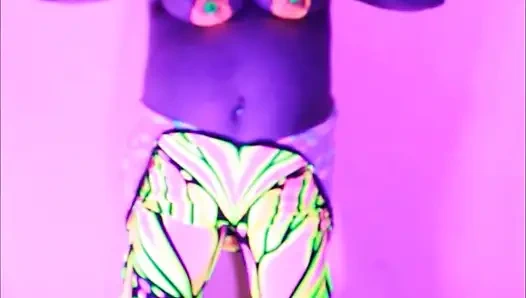 Büyük memeli siyah ışık ve balonlar iki