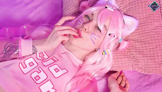 The kitty feels horny and plays with her wet mouth. Karneli Bandi