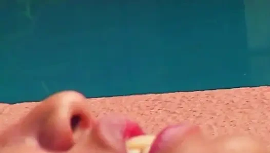 College Confessions: Heißer Pool-Sex mit asiatischer