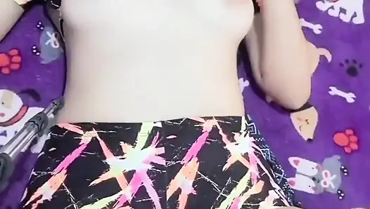 Sana ne kadar lezzetli dokundum! Azdığımda bayılıyorum, daha fazlasını görmek ister misin sevgilim?