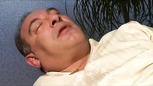 Bir sarışın yaşlı ama her zaman sapık Roberto Malone'a sulu bir sakso çekiyor