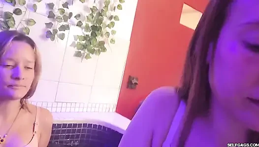 Check-in untuk kink - bagian 2: dikendalikan dengan tangan di bak mandi