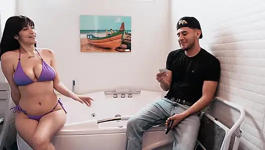 Ibu rumah tangga menelepon tukang ledeng ... tapi itu bukan pipa yang ingin dia perbaiki!