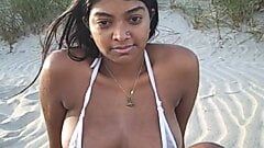 ¡La modelo india jennifer en un pequeño bikini en una playa no nudista!