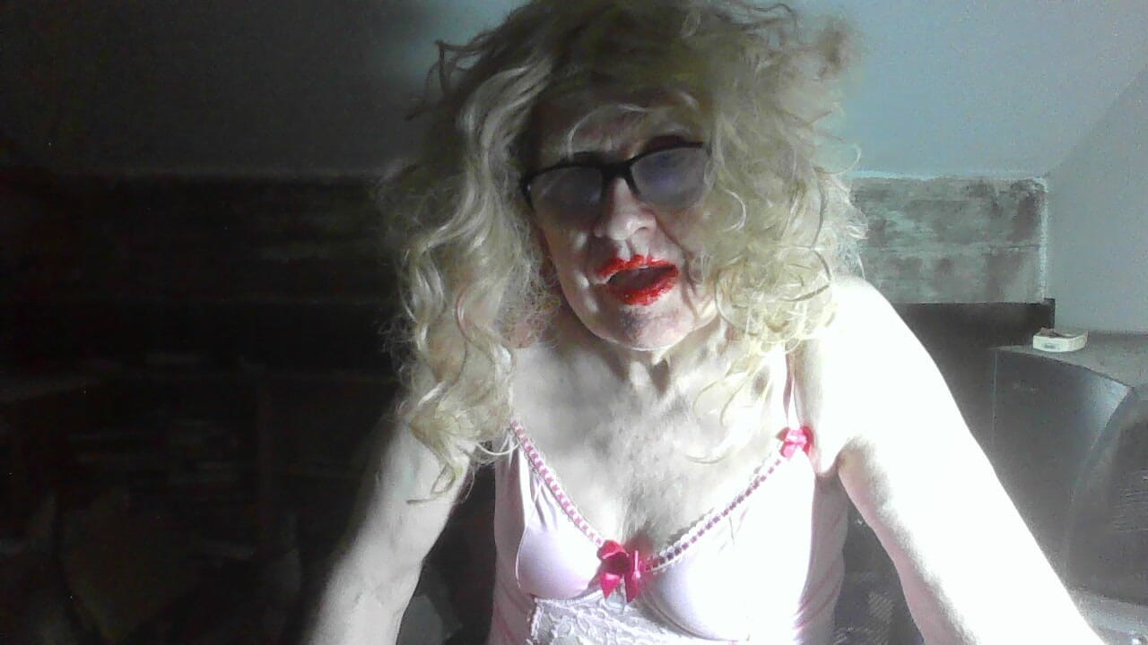 绝望的渣莎拉，在没有她通常沉重的荡妇化妆的情况下摆姿势和手淫，尽管邻居和家人可能会认出她