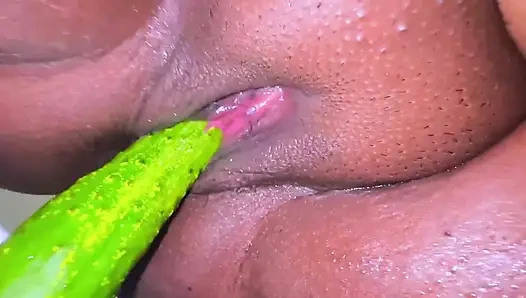Heißes single-mädchen steckt gurke in ihre muschi, sie will, dass ein freund sie fickt - muschi zerstört das ficken