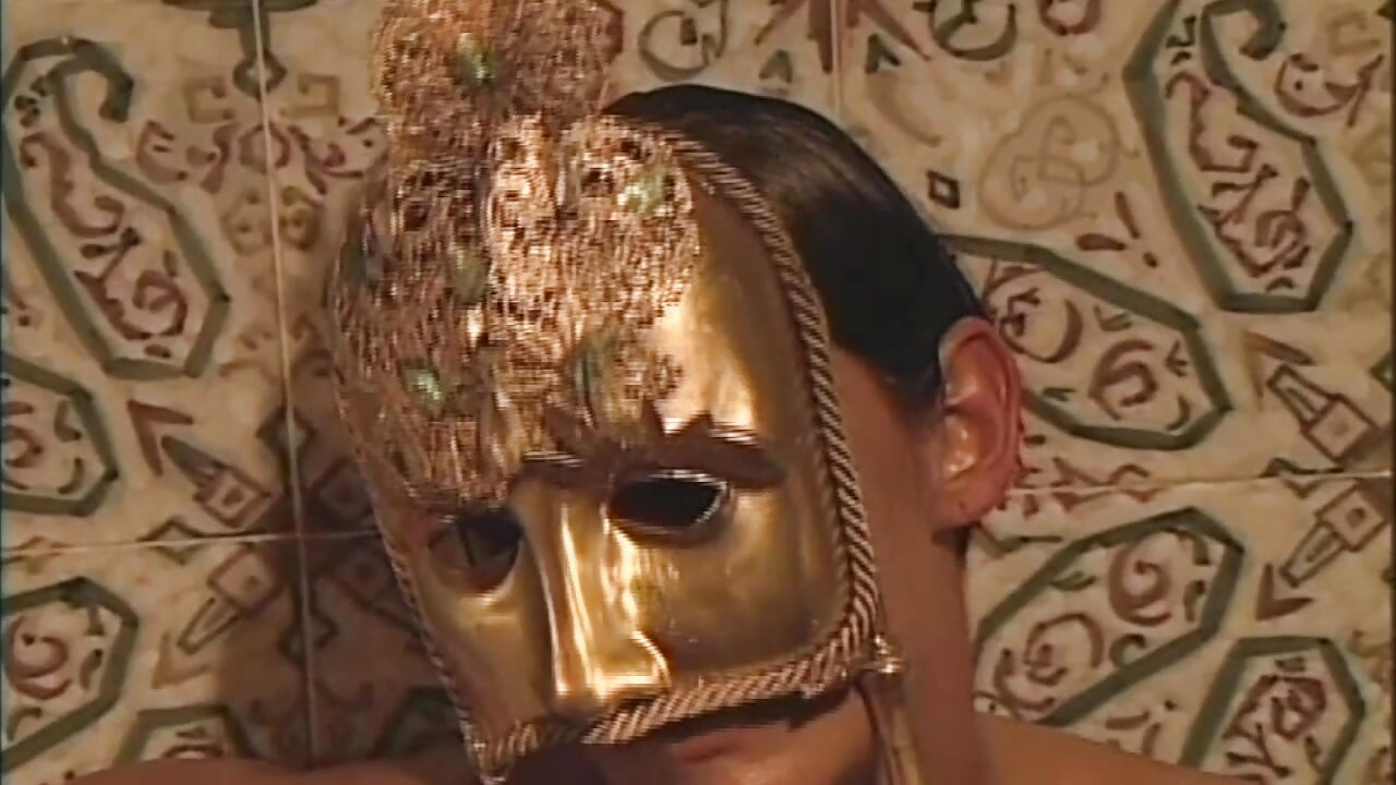 خلف القناع ميلف عاهرة و 2 رجال قرنية