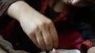 Une Pakistanaise se rase les poils de sa bite