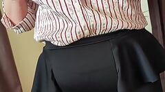 Britische Oma ist bereit für die Arbeit, zeigt ihre kahle Fotze, ihren dicken Arsch und ihre dicken Titten. In der Hoffnung, ihre Kollegen heute hart zu machen.