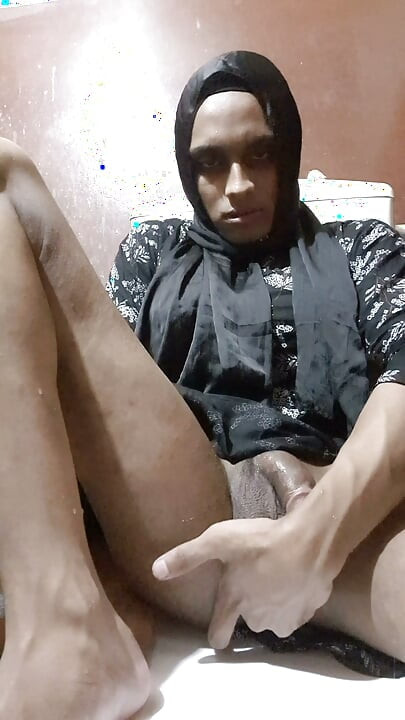 데시 히자비 쉬메일이 자신의 정액 오줌을 마시고 핸드잡한다