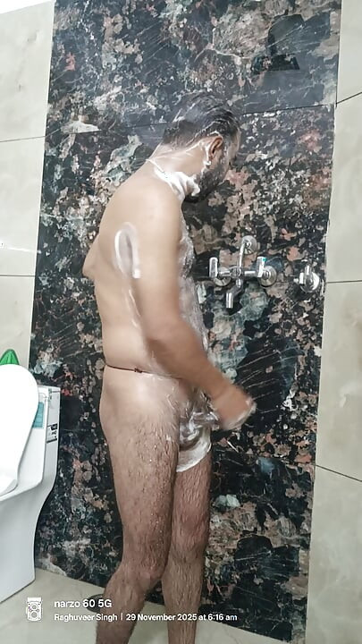 Un garçon du Rajasthan montre sa masterbation et suce