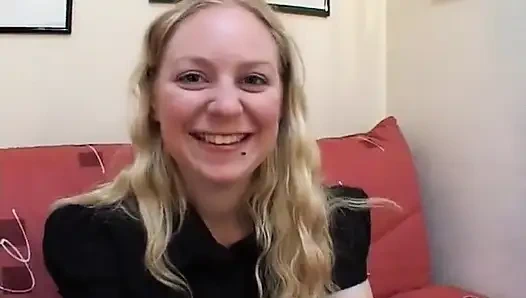 Jennifer büyük bir dildoyla oynuyor