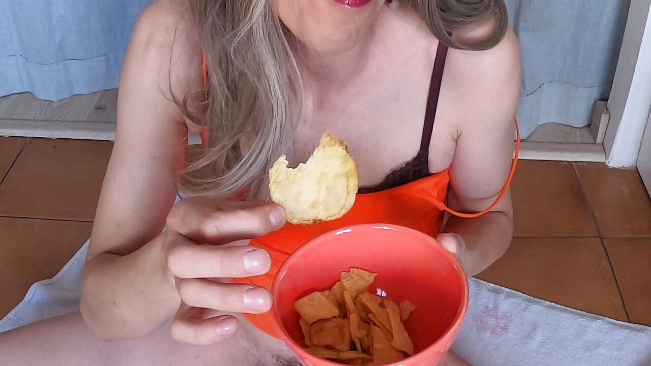 Self Facial While Taking a Spring Lunch