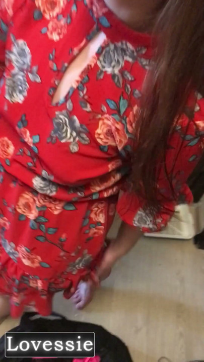 Eine schöne MILF in einem roten kleid lutschte den schwanz ihrer nachbarin auf dem balkon und lud ihn zurück an ihren platz - Lovessie | Clip 2