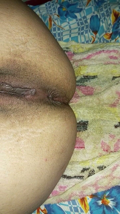 Mujer pakistaní cogiéndose al marido en posición amazona con urdu | Clip 1
