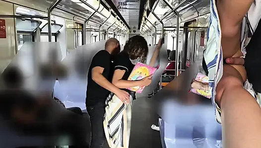 Тереет себя во время поездки в метро под юбкой.