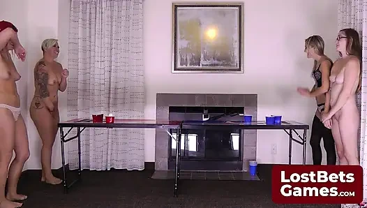 Tobi'nin ikonik dövmesi öncesinde striptiz bira pong oyunu beklentisi