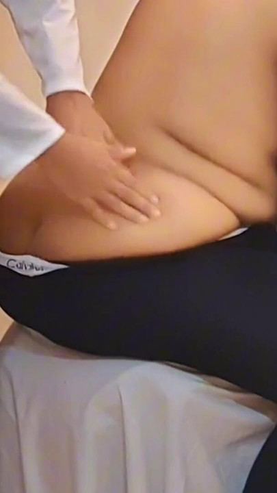 Fiul vitreg mă ajută să-mi masez corpul de durere, apoi îmi atinge țâțele și mă fute în spatele masajului silueta | Clip 1