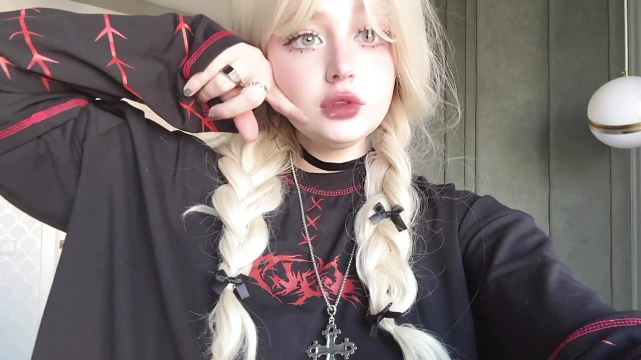 May i cum in my tights and then fill your mouth with real SQUIRT? Hot teen Goth girl videocall you