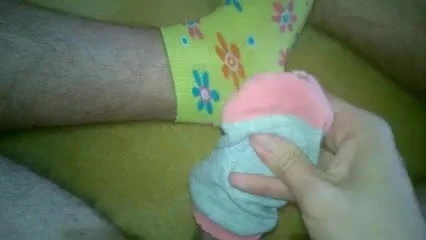 Komm auf süße gelbe Mädchensocken !!