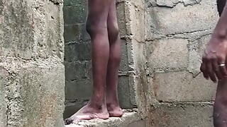 Dajem mu leđa uz leđa