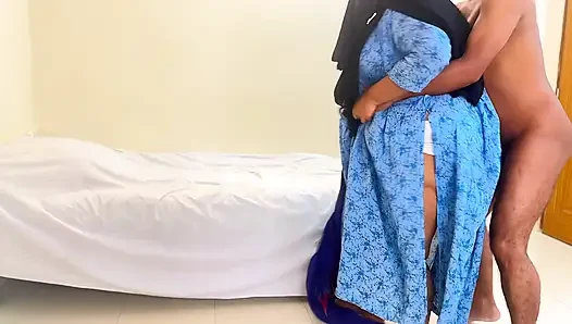 Adam ev hanımının odasına giriyor ve onu bağlamaya çalışıyor, ama ateşli ev hanımı onu yakaladı ve ellerini bağladı, sonra sikti - kovboy kız