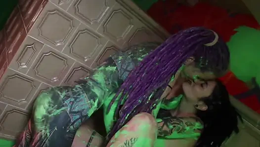 Dövmeli dreadhead gençler dildo ve renk oyunu