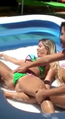 amigas en la picina