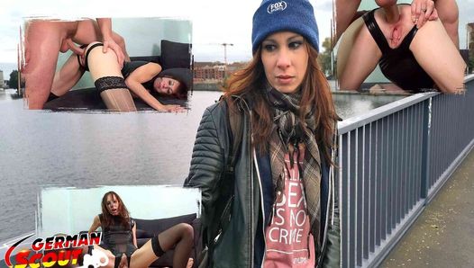 Exploradora alemana - sexo anal duro para la flaca adolescente pelirroja Lana Honeylips en trabajo modelo en Berlín