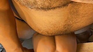 Hombre follando juguete sexual en tanga lleva a bbc gimiendo corrida