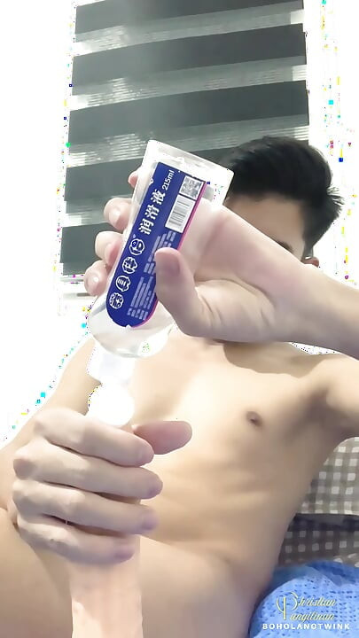 Filipino Twink bawi się swoim dildem
