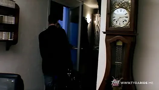 Seks di kamar tidur yang beruap dan pertemuan luar ruangan dengan pakaian dalam clad