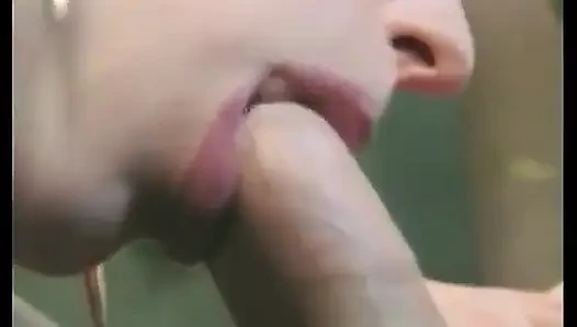 Cewek hot rambut cokelat dengan stoking seksi ini dientot di ruangan casting bokep pertamanya