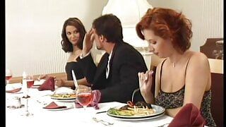 Tipo afortunado disfruta de la compañía de dos chicas encantadoras durante una cena muy caliente