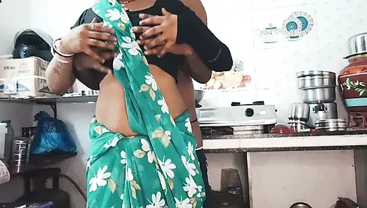 Bhabhi green saree mein cudai Apne Dewar ke sath kichen mein