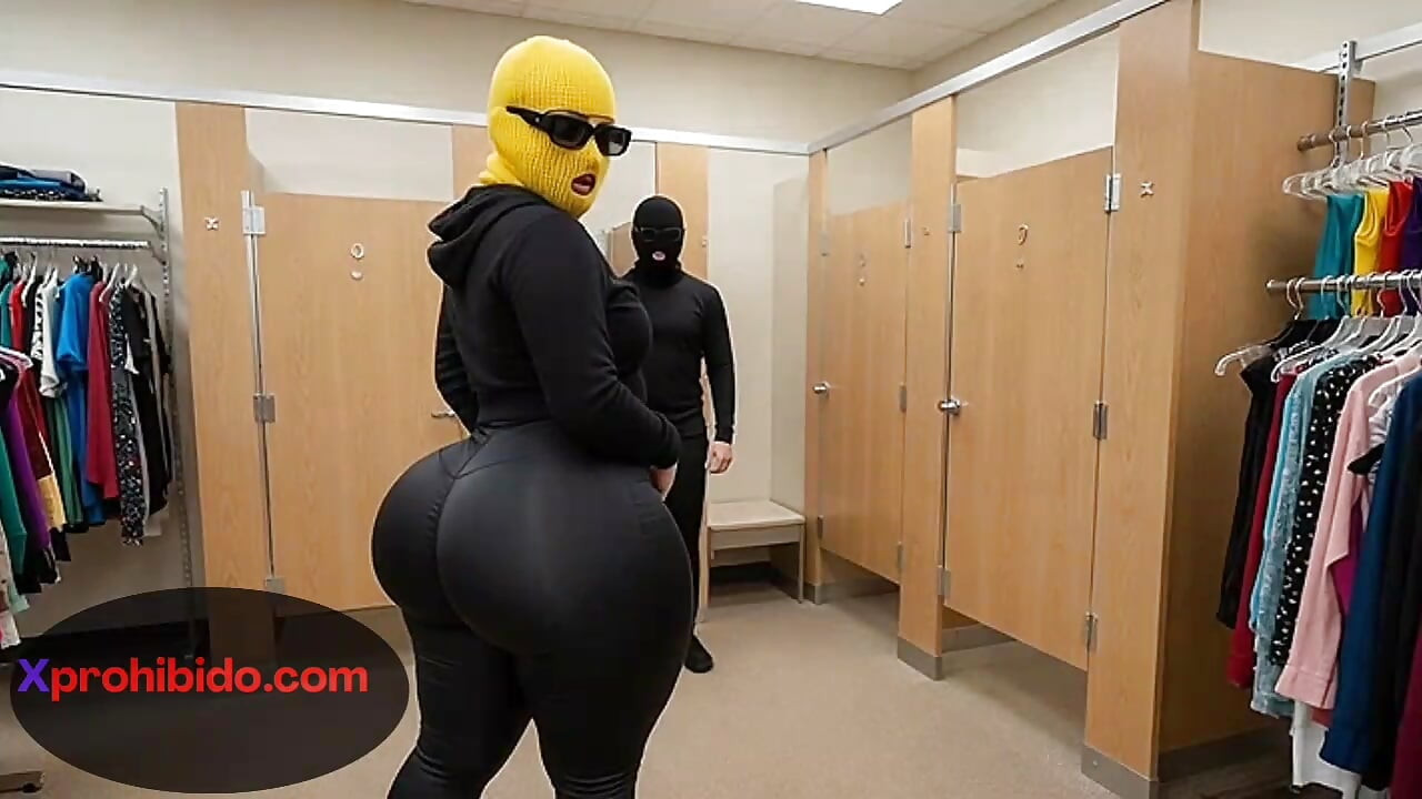 Chica de gran culo en pequeña tanga sacudiendo su enorme trasero