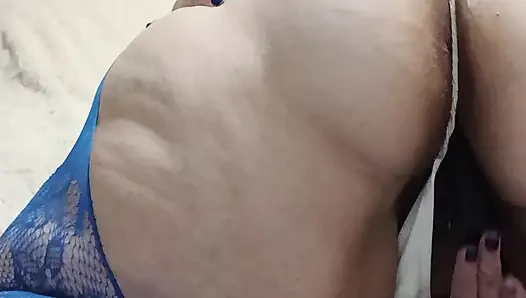 Dicker hintern bBW spielt mit neuem glasspielzeug in blauen dessous des schulmädchen