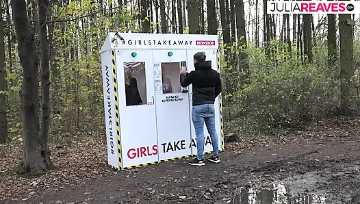 Cewek rambut pirang ini lagi nungging dan dientot habis-habisan