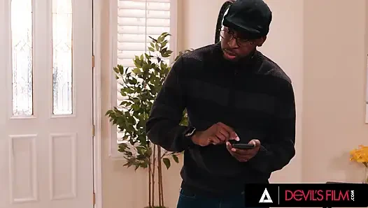 DEVILS FILM - geile victoria Voxxx beim masturbieren in falscher miete erwischt Dann fickt sie besitzer hart
