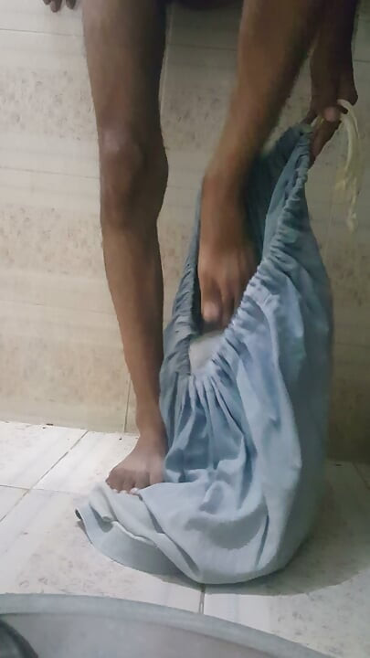 Handjob di bilik mandi