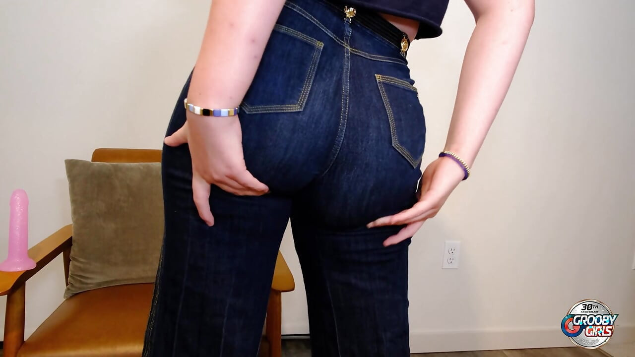 GROOBYGIRLS Esmer Trans Kız Deri Sandalyede Pembe Oyuncakla Anal Keyif Alıyor